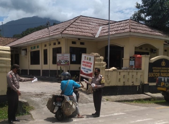 Gambar Lagi... Kapolsek Pabuaran Bagikan Ratusan Masker 74