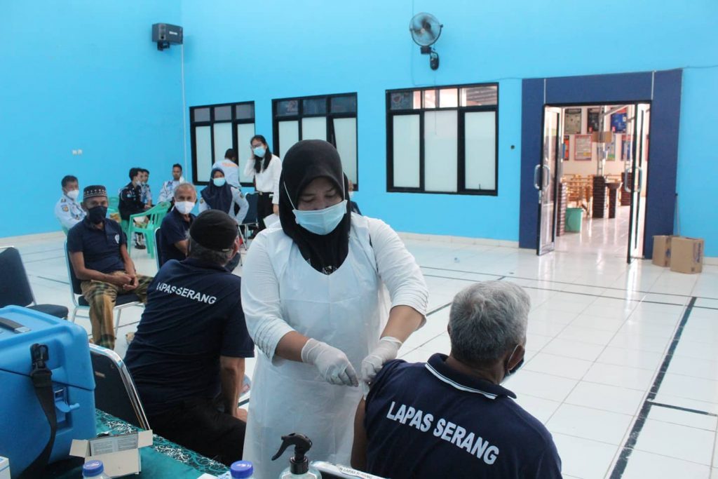 Gambar Petugas dan WBP Lansia Lapas Kelas IIA Serang di Vaksin 74