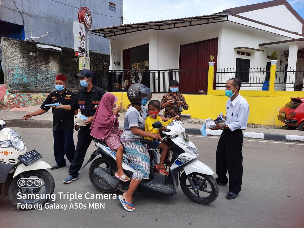 Gambar Ketua DPC BPPKB Kota Serang Turun ke Jalan Bagikan Ratusan Masker 74