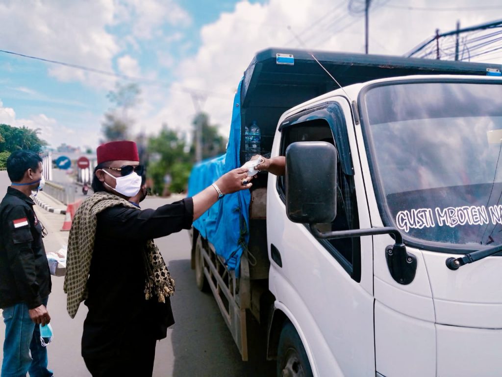 Gambar Ketua DPC BPPKB Kota Serang Turun ke Jalan Bagikan Ratusan Masker 76