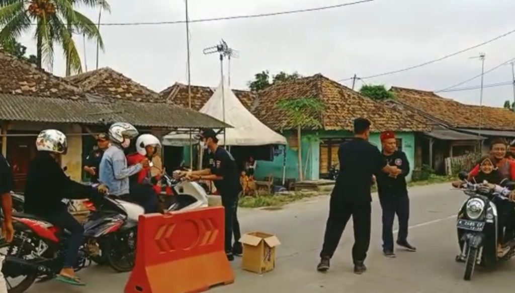 Gambar BPPKB DPAC Kecamatan Kasemen Bagikan Ratusan Takjil Dijalan Banten Lama 74